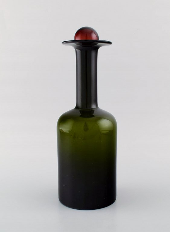 Otto Brauer for Holmegaard. Stor vase/flaske i grønt kunstglas med rød kugle. 1960