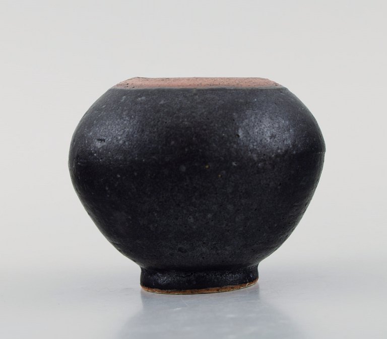 Eli Keller (f.1942), Sverige. Rund unika vase i glaseret stentøj. 21. Århundrede.