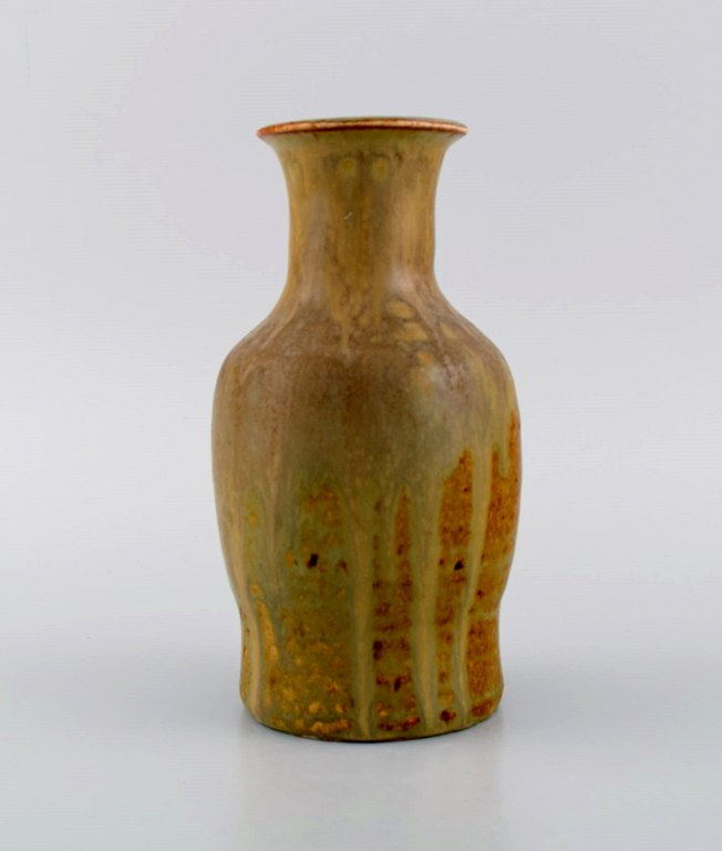 Patrick Nordström (1870-1929). Unika vase i glaseret keramik. Islev, eget værksted. Smuk glasur i lyse jordfarver. Dateret 1923.