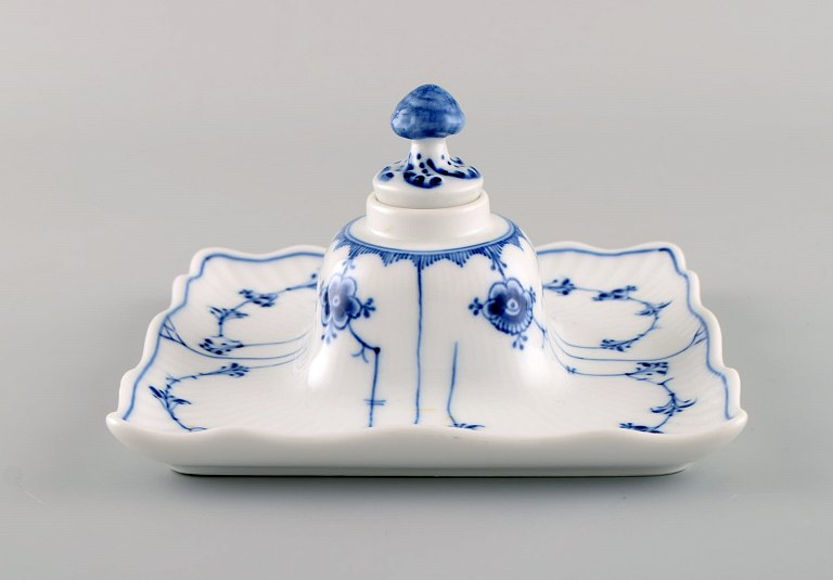 Sjældent og antikt Royal Copenhagen Musselmalet Riflet blækhus. Modelnummer 
1/475. Dateret 1889 - 1922.
