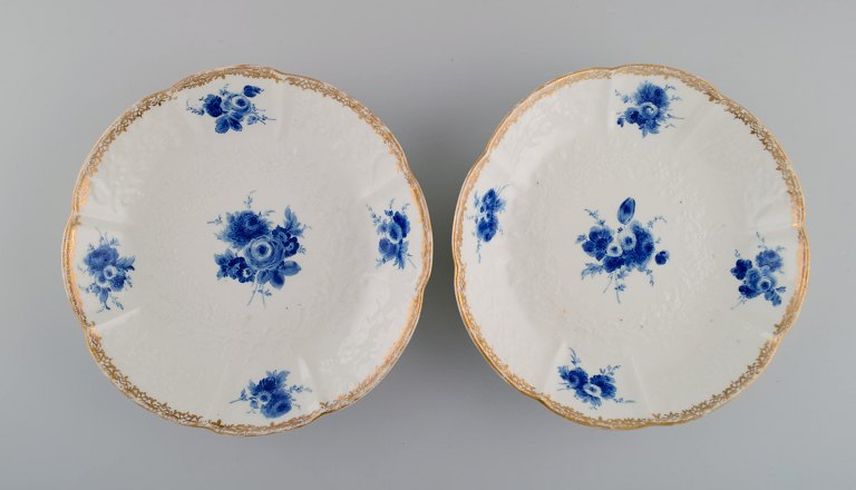 To antikke Meissen dybe tallerkener med bladværk i relief, håndmalede blomster og guldkant. Dateret 1732-1773.