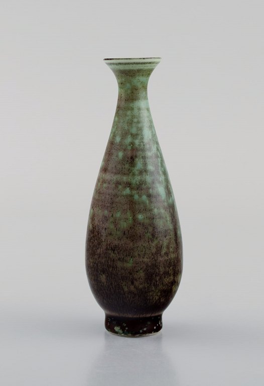 Berndt Friberg (1899-1981) for Gustavsberg Studiohand. Miniature vase i glaseret stentøj. Smuk glasur i grønne og aubergine nuancer. 1960