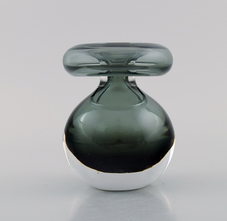 Nanny Still (1926-2009) for Riihimäen Lasi. Sjælden vase i gråt og klart mundblæst kunstglas. Finsk design, 1960