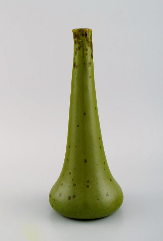 Alexandre Bigot (1862-1927), Frankrig. Antik vase i glaseret stentøj. Smuk olivengrøn glasur med krystaller. Tidligt 1900-tallet.