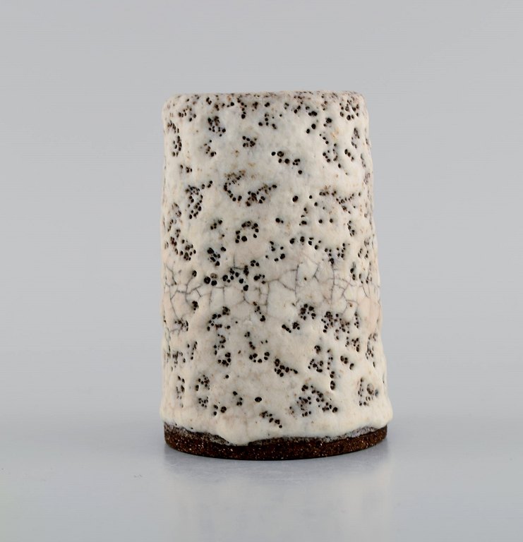 Lucie Rie (b. 1902, d. 1995), Austrian-born British ceramist. Modernist unique vase in glazed stoneware. Beautiful glaze in cream shades. Own workshop, approx. 1970.