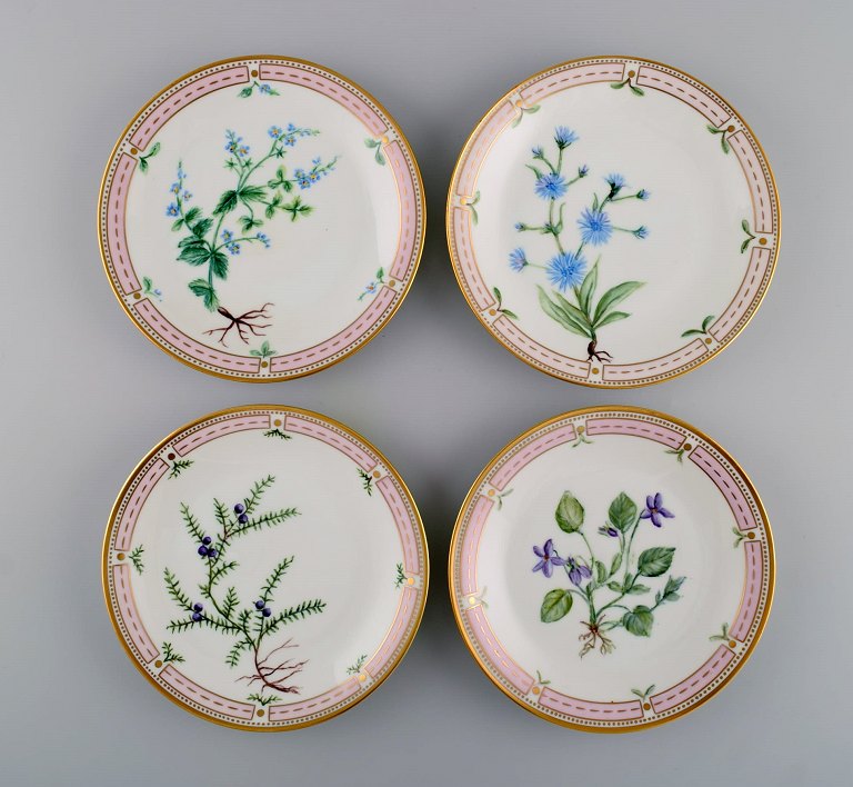 Four Bing & Grøndahl porcelain plates with hand-painted flowers and gold decoration. Flora Danica style, 1920s / 30s.
