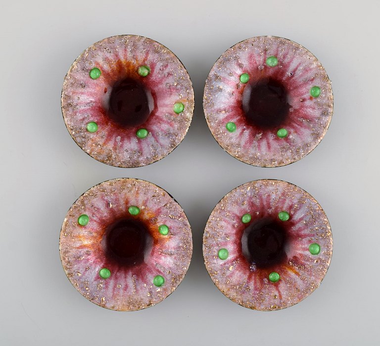 Camille Fauré  for Limoges, Frankrig. Fire art nouveau bronzeskåle i 
emaljearbejde. Grønne kunstglas-sten indlagt på lyserød baggrund. Ca. 1910. 
