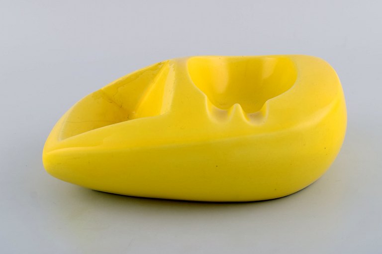 Georges Jouve (1910-1964), France. Sculptural unique bowl in glazed stoneware. Shiny yellow glaze. Mid-20th century.