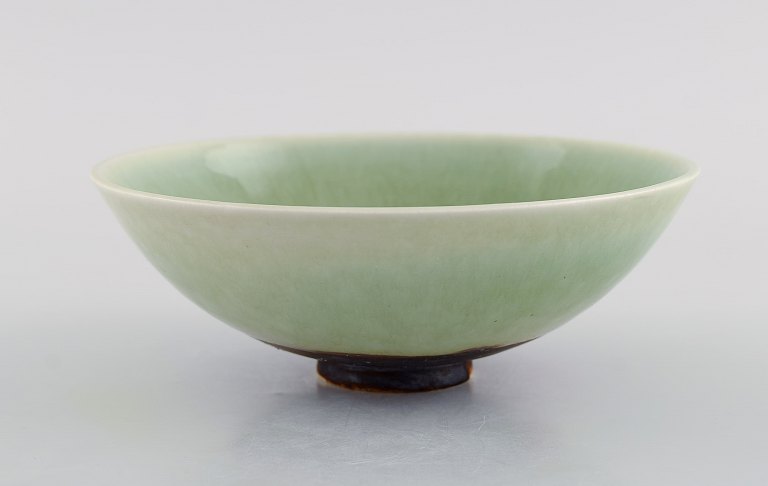 Annikki Hovisaari (1918–2004) for Arabia. Unika skål i glaseret keramik. Smuk 
mintgrøn glasur. Finsk design, 1960