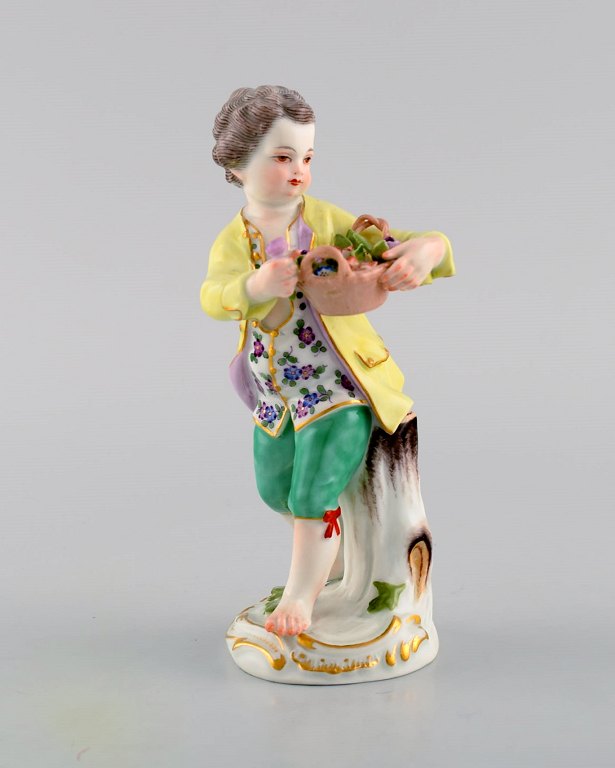 Antik Meissen porcelænsfigur. Dreng med blomsterkurv. Model 149. Ca. 1900.