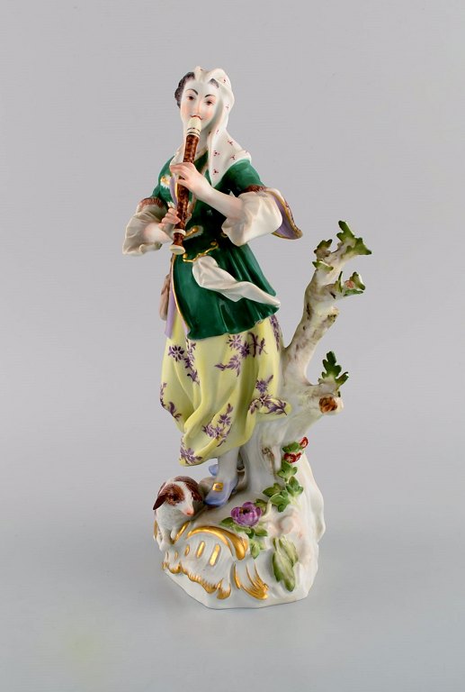 Antik Meissen porcelænsfigur. Kvinde spillende fløjte. Sent 1800-tallet.