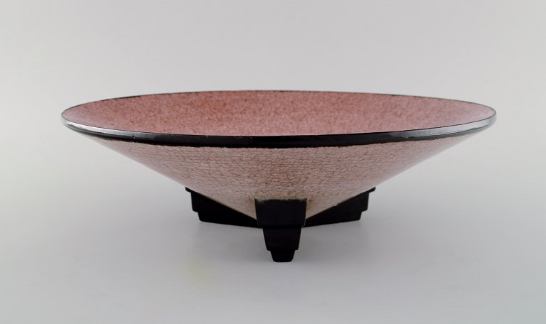 Marcel Guillard (1896-1932) for Editions Etling, Boulogne. Art deco bowl in glazed ceramics. Beautiful crackle glaze in pink shades. 1920s.