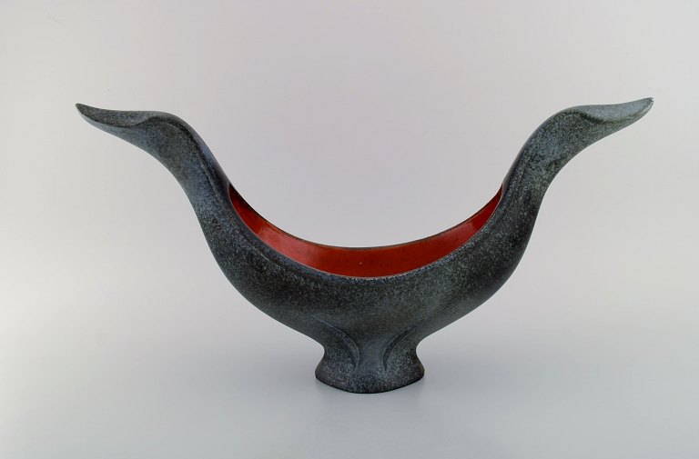 Maxime Fillon (1920-2003), France. Giant bowl in glazed stoneware. Beautiful glaze in gray and red shades. Dated 1956.