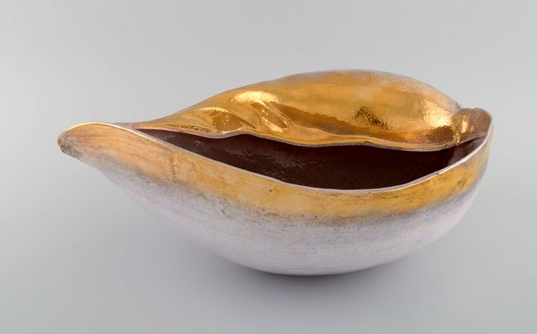 European studio ceramicist. Large unique sculpture designed as a conch in glazed ceramics. Beautiful glaze in delicate pink and gold. Late 20th century.