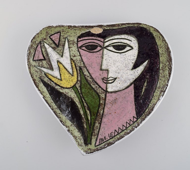 Mari Simmulson (1911-2000) for Upsala-Ekeby. Dish in glazed stoneware with hand-painted female portrait. Mid-20th century.