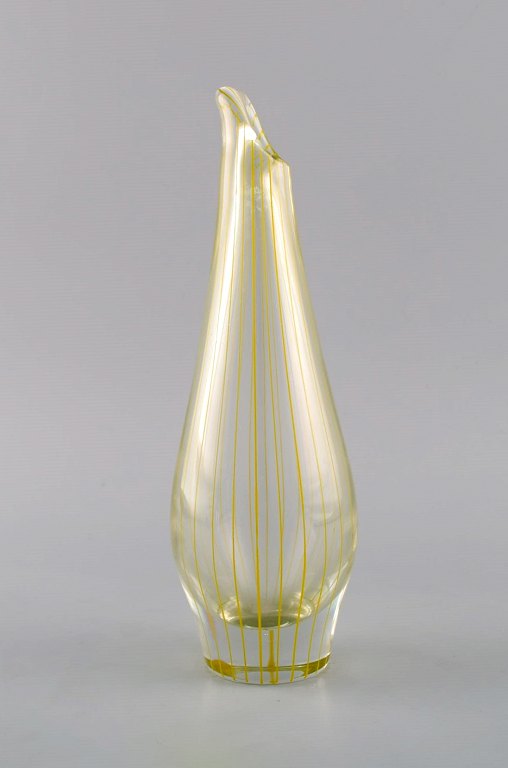 Bengt Orup (1916-1996) for Johansfors. Strikt vase i klart mundblæst kunstglas med gule vertikale striber. 1960