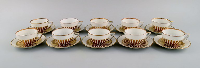 10 art deco Ariadne coffee cups with saucers in porcelain. Hand-painted gold decoration. 1930s.