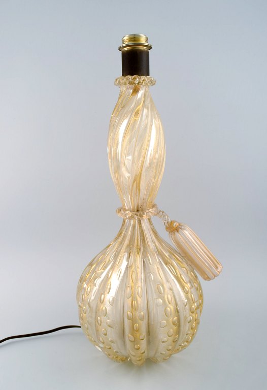 Barovier and Toso, Venice. Giant table lamp in mouth-blown art glass with inlaid air bubbles and gold decoration. Mid-20th century.