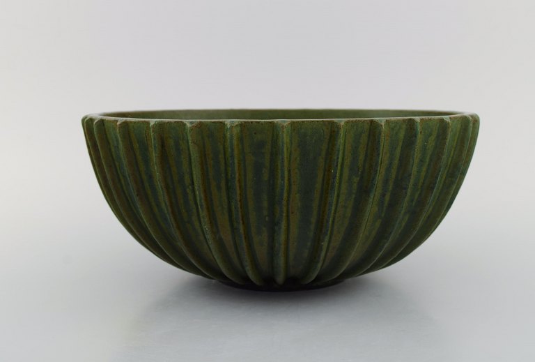 Arne Bang. Large bowl with fluted corpus decorated with green speckled glaze. 1930/40