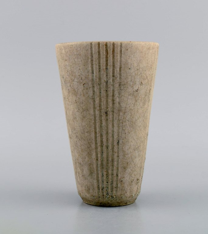 Arne Bang (1901-1983), Danmark. Vase i glaseret keramik. Modelnummer 88. Riflet design med smuk glasur i sand nuancer. 1940/50