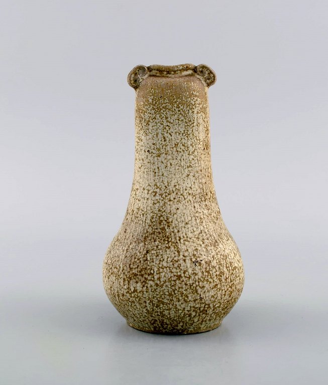 Arne Bang (1901-1983), Denmark. Vase in glazed ceramics. Beautiful speckled glaze in sand shades. 1940s / 50s.