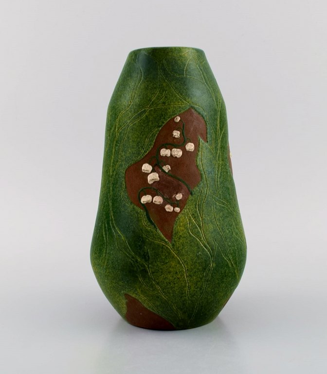 Sjælden Ipsens Enke skønvirke vase i glaseret keramik med håndmalede blomster og bladværk. Tidligt 1900-tallet.