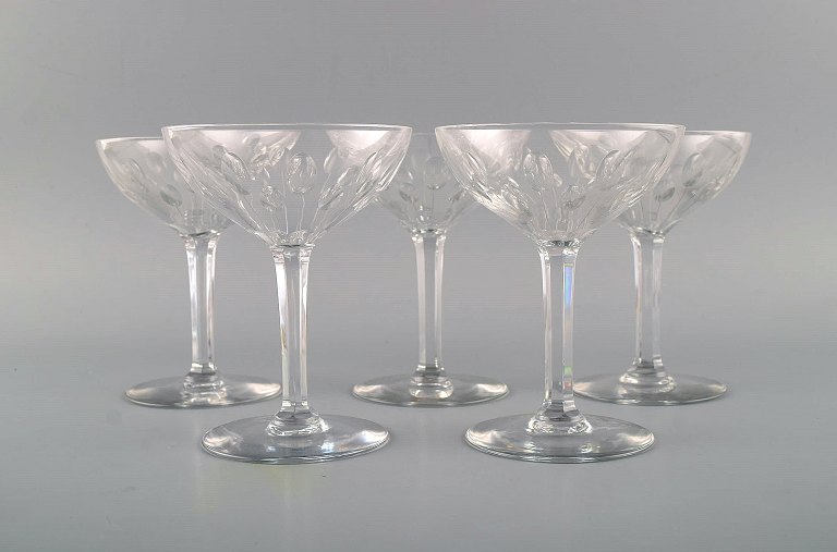 Baccarat, France. Five champagne bowls in clear mouth-blown crystal glass. Mid-20th century.
