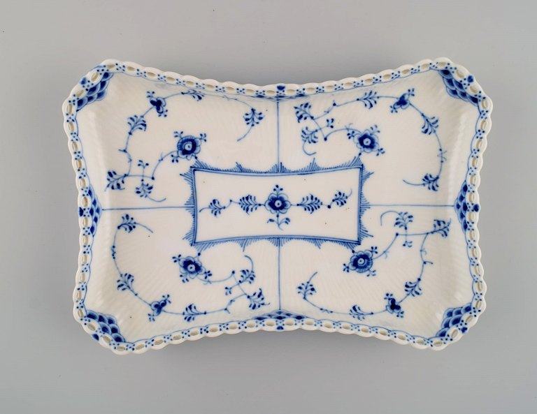 Royal Copenhagen Musselmalet helblonde bakke i porcelæn. Modelnummer 1/1195.
