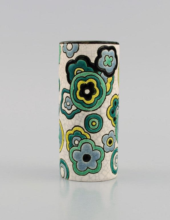 Longwy, Frankrig. Art deco vase i glaseret stentøj med håndmalede blomster på cremefarvet baggrund. 1920/30