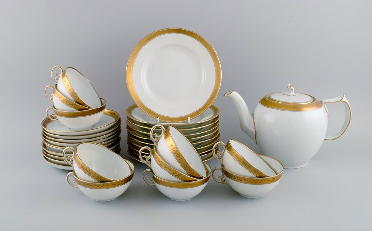 Royal Copenhagen White Dagmar tea service for 10 people in hand-painted porcelain with gold decoration. 1930s.