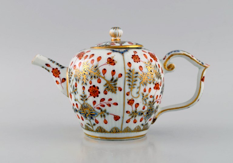 Antique Meissen teapot in hand-painted porcelain with red flowers and gold decoration. 19th century. Museum quality.