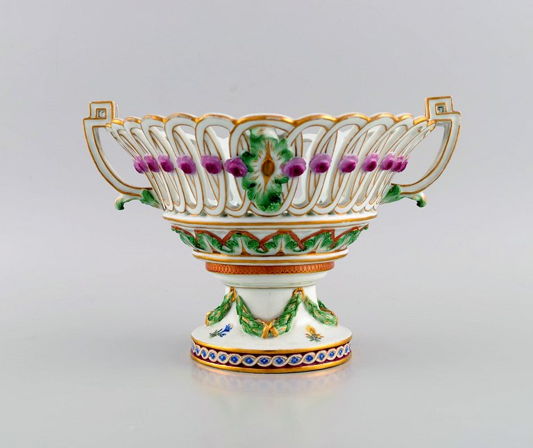 Large antique Meissen compote in openwork porcelain with hand-painted flowers and gold decoration. Marcolini period 1774-1814. Museum quality.