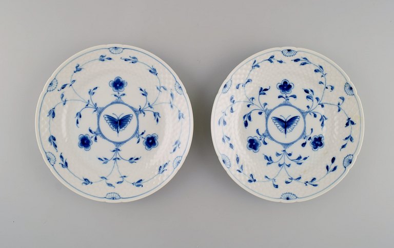 Bing & Grøndahl / B&G, Sommerfugl. To tallerkener i håndmalet porcelæn. Modelnummer 27. Midt 1900-tallet. 