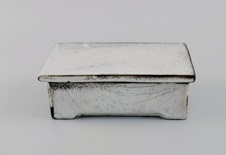 Svend Hammershøi for Kähler, Denmark. Box in glazed stoneware. Beautiful gray-black double glaze. 1930s / 40s.