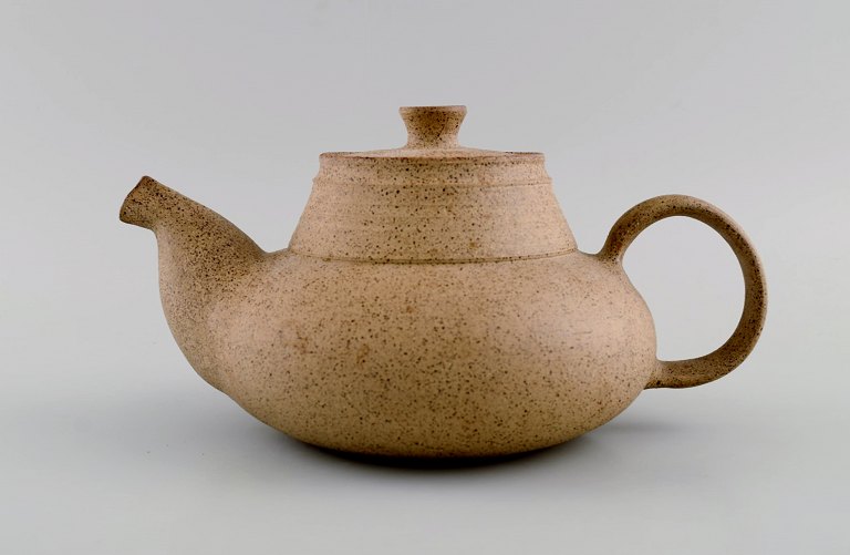 Nils Kähler (1906-1979) for Kähler. Large teapot in unglazed stoneware. 1960s.