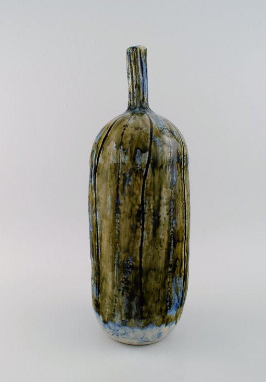 Dorte Sandal (b. 1955), Denmark. Large unique vase in glazed stoneware. Beautiful glaze in blue-green and light earth tones with incised vertical lines. 21st century.