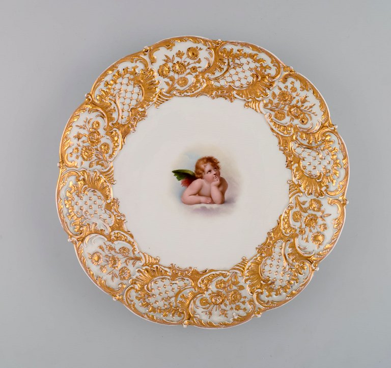 Antik Meissen porcelænstallerken med håndmalet gulddekoration og engel efter Raphael. Ca 1900.