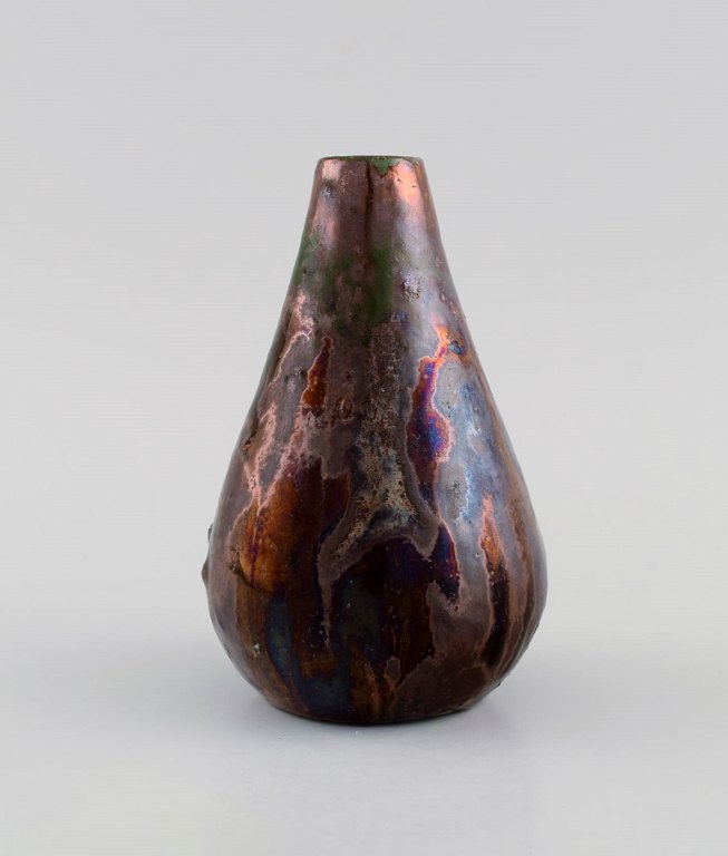Søren Kongstrand (1872-1951), Danmark. Vase i glaseret stentøj. Smuk metallisk lustreglasur i røde nuancer. 1920