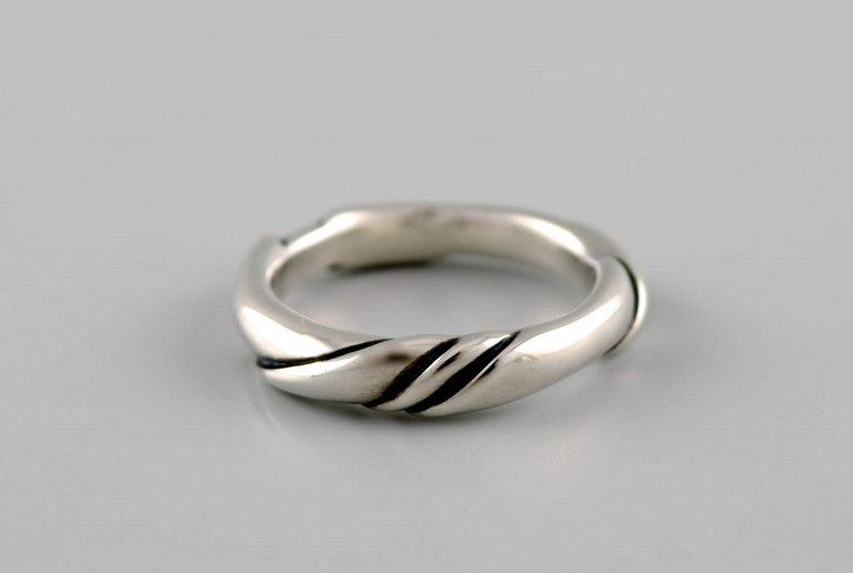 Ole Kortzau for Georg Jensen. Ring i sterlingsølv. Model 238. Sent 1900-tallet.
