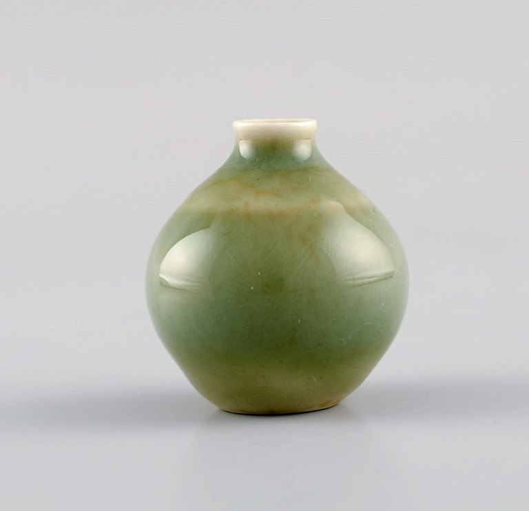 Carl Harry Stålhane for Rörstrand. Miniaturevase i glaseret keramik. Smuk glasur i sarte grønne nuancer. Midt 1900-tallet.