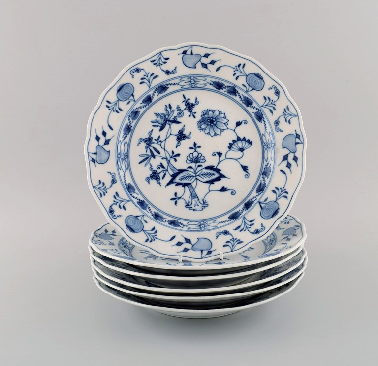 Six antique Meissen Blue Onion dinner plates in hand-painted porcelain. Late 19 century.