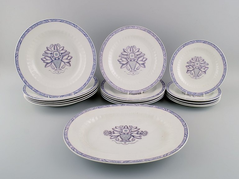 Wilhelm Kåge for Gustavsberg. Vas serving dish and fifteen plates in hand-painted faience. 1920s / 30s.