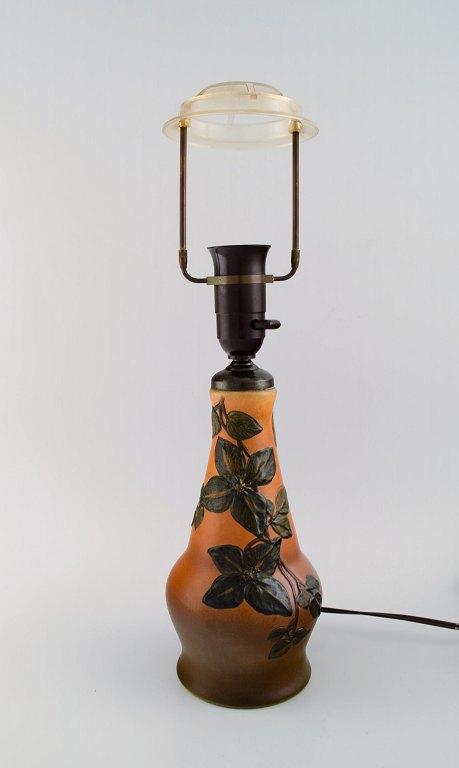 Ipsens enke, Danmark. Bordlampe i glaseret keramik med håndmalet bladværk. Modelnummer 95. 1940