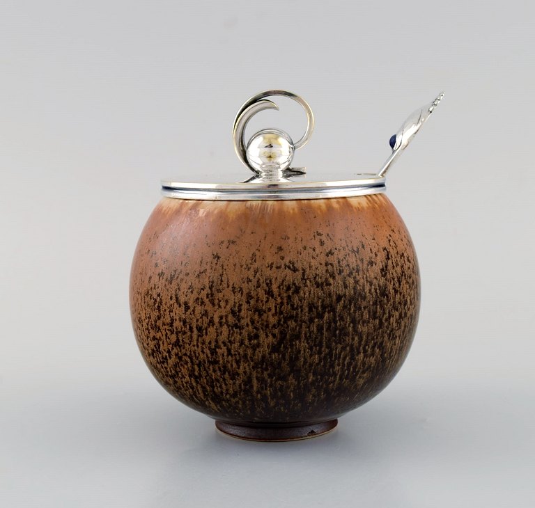 Saxbo lågkrukke i glaseret stentøj. Smuk spættet glasur i lyse brune nuancer. 1940