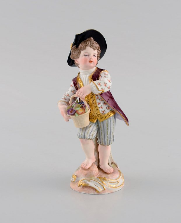Antik Meissen figur i håndmalet porcelæn. Dreng med blomsterkurv. 1800-tallet.
