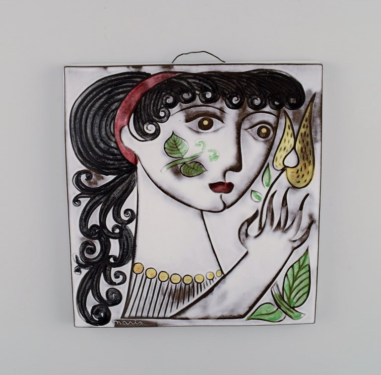 Mari Simmulson for Upsala-Ekeby. Vægplakette i glaseret stentøj med kvindeportræt. 1960