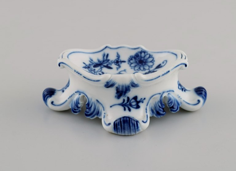 Antikt Meissen Løgmønstret saltkar i håndmalet porcelæn. Sent 1800-tallet.