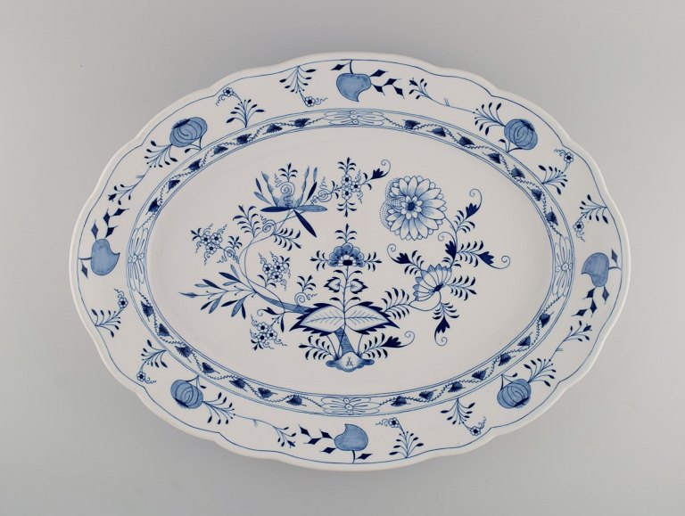 Giant antique Meissen Blue Onion serving dish in hand-painted porcelain. Late 19th century.