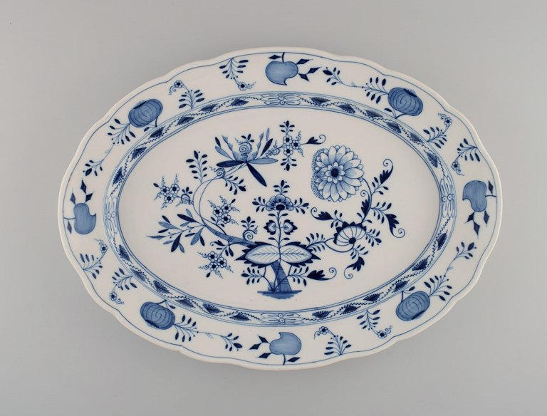 Very large antique Meissen Blue Onion serving dish in hand-painted porcelain. Late 19th century.