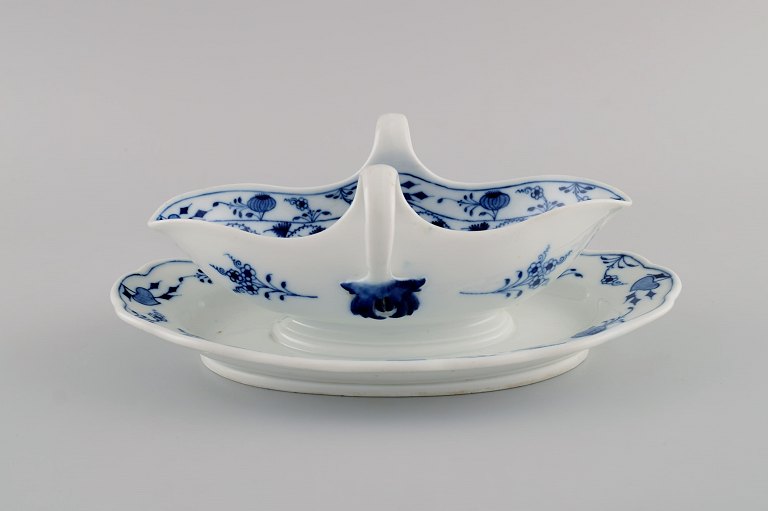 Antique Meissen Blue Onion sauce bowl in hand-painted porcelain. Late 19th century.